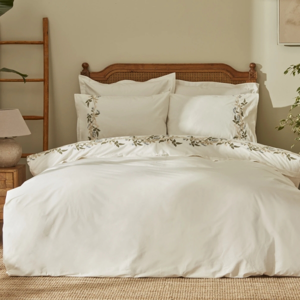 4 Pieces Nancy 200 x 220 cm Cotton Double Embroidered Duvet Cover Set - White / Green