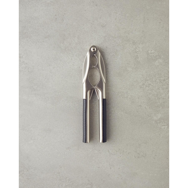 Rowena Metal Walnut and Hazelnut Cracker Kitchen Utensil 17 cm Black